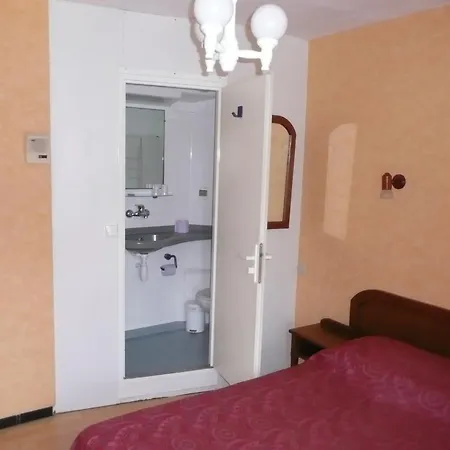 Hotel De *