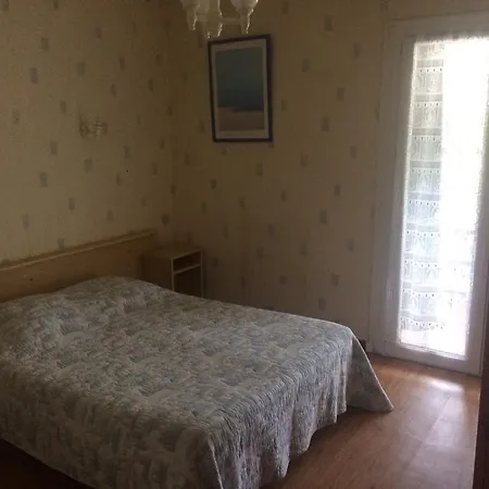 Hotel De *